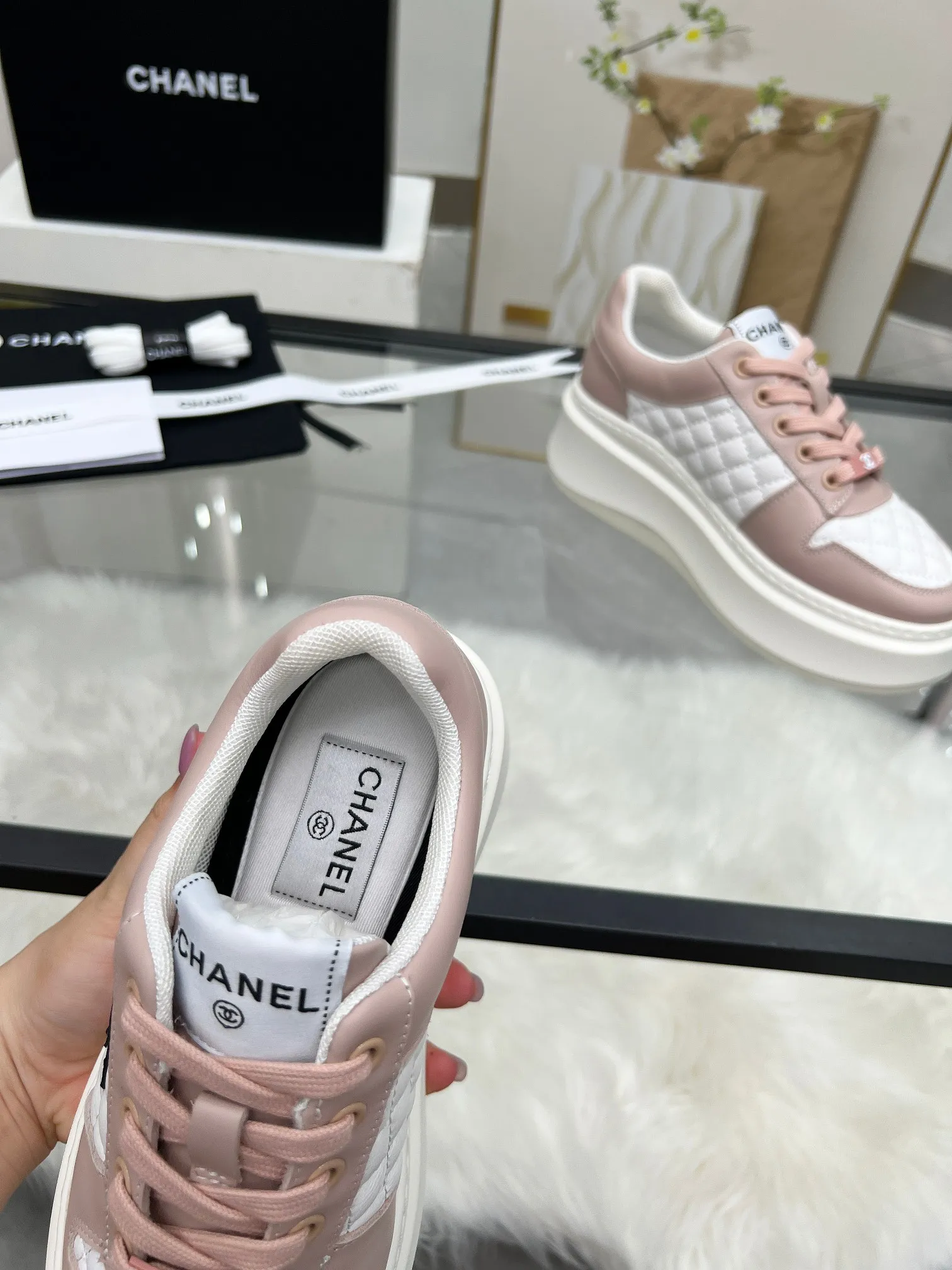 👟👟Ex-factory price 480👟👟 CHANEL 25C spring and summer new sports shoes official website is available at the same time ❤️ Counter out-of-stock kings. Major bloggers are recommending new styles on social days. This season’s new styles are simply eye-catching and look great on the feet. The casual casual sports style is refreshing and natural, interpreting Chanel’s fashionable femininity. The overall customization makes all sports models on the market at that time obsolete. This series is now available for sale! The upper is made of custom imported pebbled calf leather ➕ custom frosted calf leather. The lining is made of original one-to-one professionally customized mesh. Hardware accessories. Original full set of molds (not common in the market). Original custom molded TPU combination outsole. Height 4 cm. Women's size 35-39.